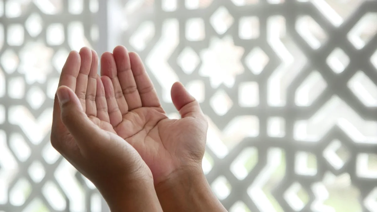 Doa untuk Kedua Orang Tua: Arab, Latin, Arti & Keutamaannya